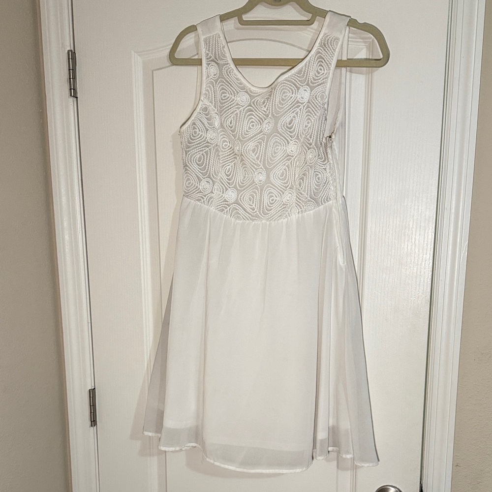 Elegant White Sleeveless Dress